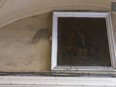 Basta entrare in una chiesa o passeggiare per un vicolo di Bari per poter ammirare un suo dipinto. Ad esempio noi ci siamo imbattuti per caso in due suoi quadretti in un atrio di un edificio di via Ravanas